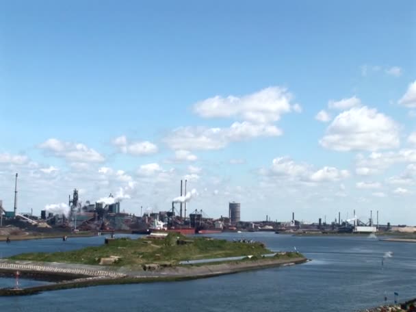 Der Industriehafen von ijmuiden - Niederlande - Schornsteine, Rauch und Umweltverschmutzung — Stockvideo