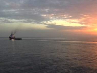 Petrol platformu ile deniz günbatımı