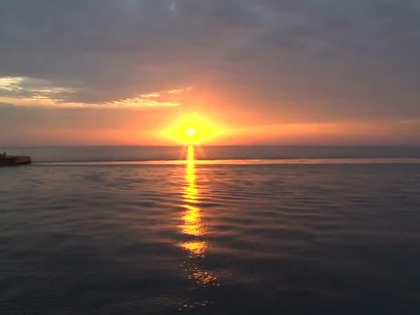 Puesta de sol en el mar y la plataforma petrolífera — Vídeos de Stock