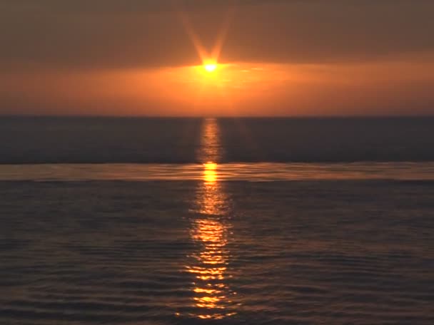 Ηλιοβασίλεμα στη μαύρη θάλασσα — Αρχείο Βίντεο