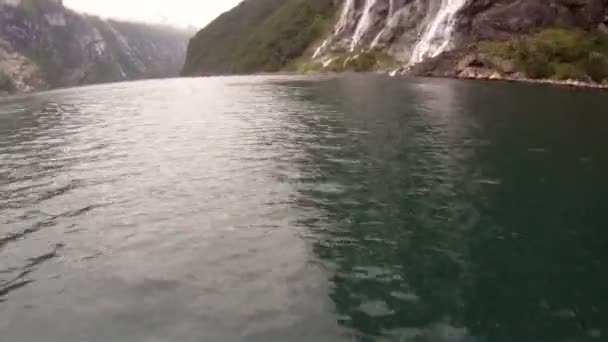 肋骨のボート - ガイランゲル フィヨルド - 7 つの姉妹の滝とブライダル ベール滝 - ノルウェー — ストック動画