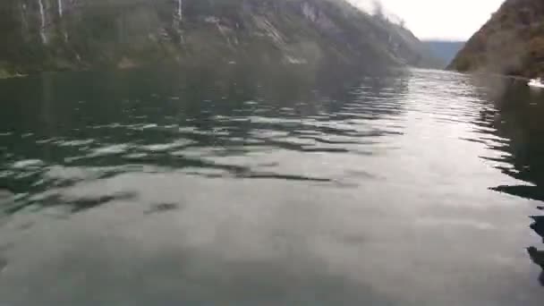 Žebra člunu - geiranger fjordy - sedm sestra vodopád a bridal veil falls - Norsko — Stock video