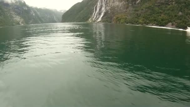 Tekne - geiranger fiyortları - Norveç kaburga — Stok video