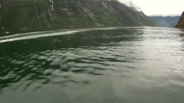 Tekne - geiranger fiyortları - Norveç kaburga — Stok video