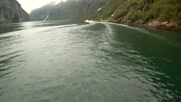 肋骨のボート - ガイランゲル フィヨルド - ノルウェー — ストック動画