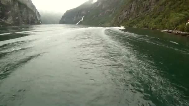 Borda csónak - Geiranger fjordok - Norvégia — Stock videók