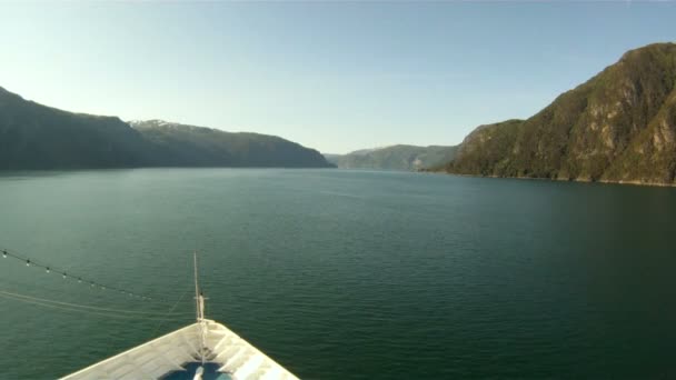 Navigare attraverso i fiordi della Norvegia in una giornata estiva soleggiata — Video Stock