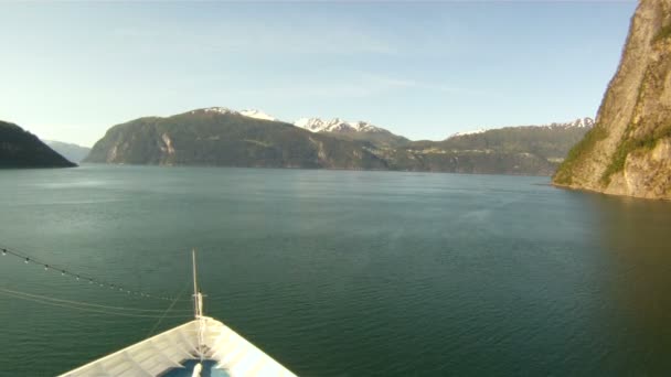 Segeln durch die Fjorde Norwegens — Stockvideo