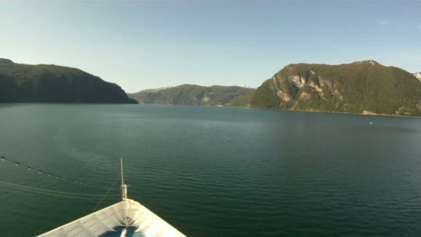Navegando pelos fiordes da Noruega — Vídeo de Stock