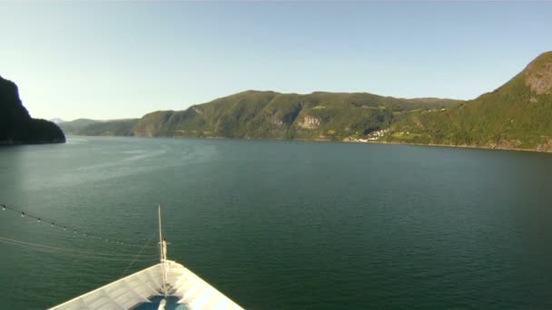 通过挪威的峡湾帆船 — 图库视频影像