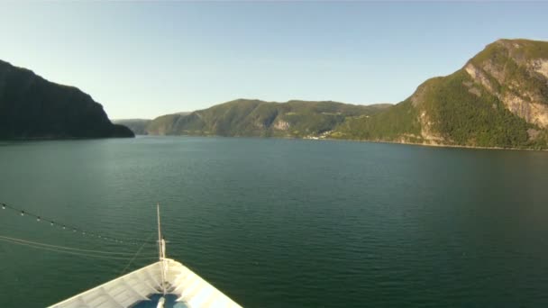 Segeln durch die Fjorde Norwegens — Stockvideo