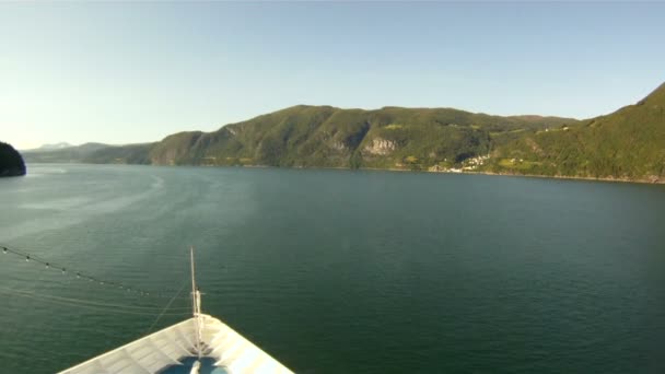 Zeilen door de fjorden van Noorwegen — Stockvideo