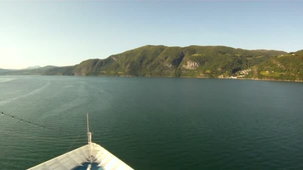 通过挪威的峡湾帆船 — 图库视频影像