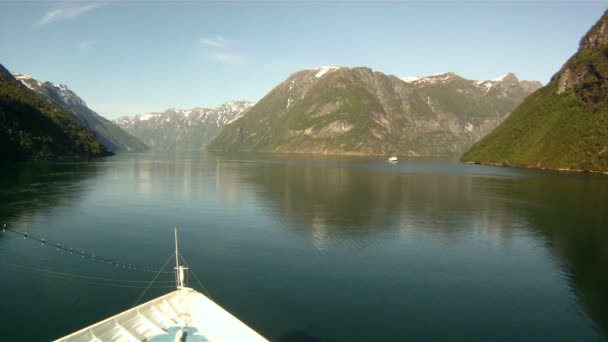 Zeilen door de fjorden van Noorwegen — Stockvideo