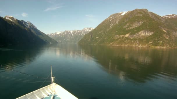 Segling genom fjordarna i Norge — Stockvideo