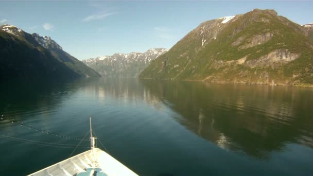 Zeilen door de fjorden van Noorwegen — Stockvideo