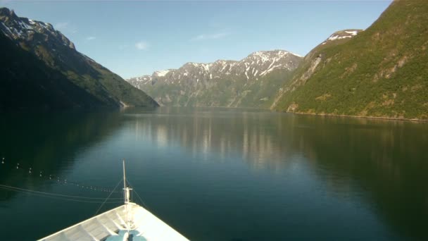 Zeilen door de fjorden van Noorwegen — Stockvideo