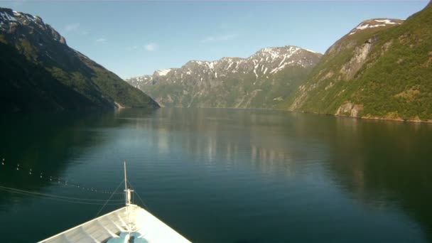 Vitorlázás átmenő a norvég fjordok — Stock videók