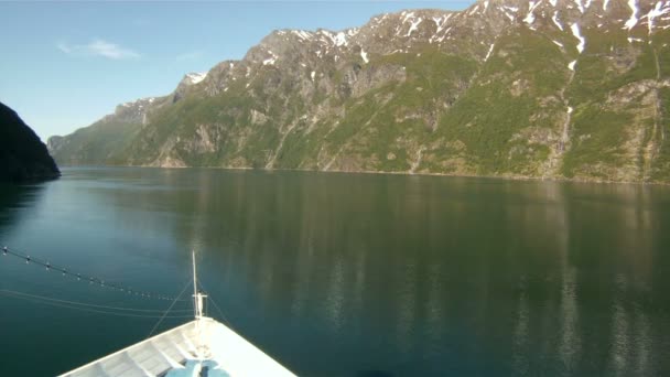 Zeilen door de fjorden van Noorwegen — Stockvideo