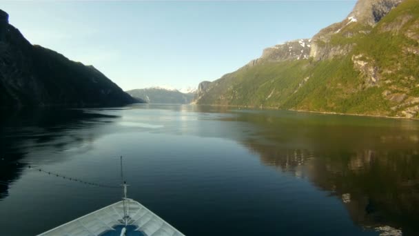 Zeilen door de fjorden van Noorwegen — Stockvideo