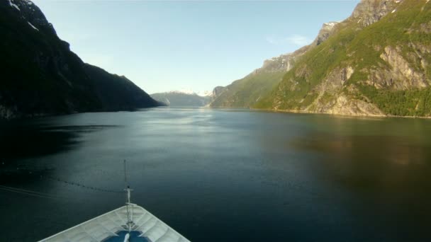 Vitorlázás átmenő a norvég fjordok — Stock videók