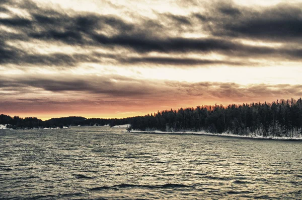 Восход солнца и зима - пейзаж — стоковое фото