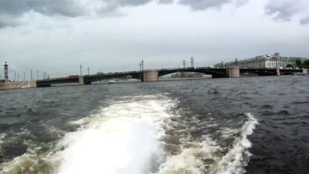 Rusia - San Petersburgo - Paseos en barco por el río Neva — Vídeo de stock