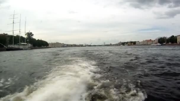 Ryssland - Sankt petersburg - segling på floden neva — Stockvideo
