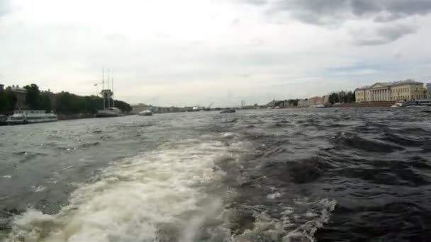 Neva Nehri üzerinde tekne Rusya - saint petersburg- — Stok video