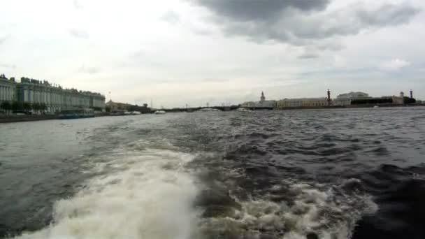 Ryssland - Sankt petersburg - segling på floden neva — Stockvideo