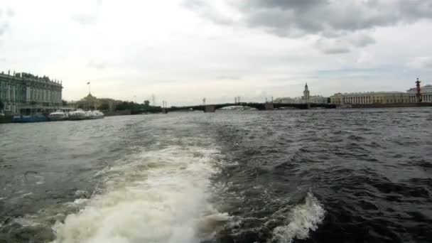 Rusia - San Petersburgo - Paseos en barco por el río Neva — Vídeos de Stock