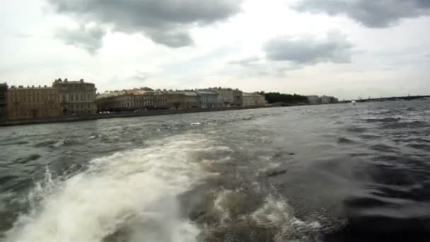 Ryssland - Sankt petersburg - segling på floden neva — Stockvideo