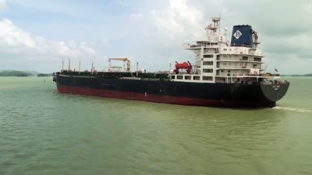 Vrachtschip in Gatunmeer Lake - Panama Canal — Stockvideo