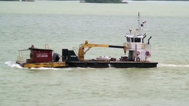 Utility schip in Gatunmeer Lake - Panamakanaal — Stockvideo