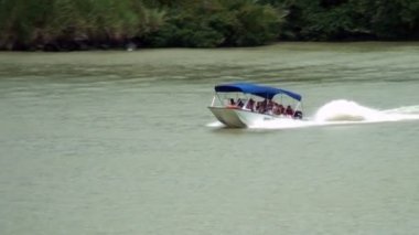gatun Gölü - panama kanalı - yüksek tanımlı video küçük keyfi teknede