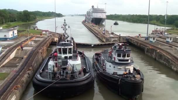 Fartyg väntar framför uppväxtområde Lock (Panamakanalen) — Stockvideo