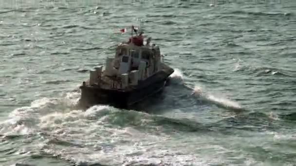 引っ張りのボート - パナマ運河の前にパイロット ボート — ストック動画