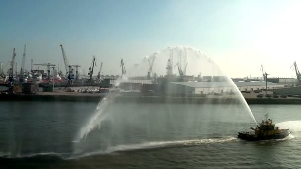 Tug boat splashing water - Rotterdam - The Netherlands — Stock Video