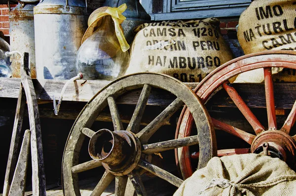 Nostalgie - alte Gegenstände vom Bauernhof - hdr — Stockfoto