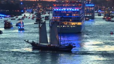 Almanya - hamburg liman 823rd doğum - bir parti ile festival kutluyor ve geçit gemisi
