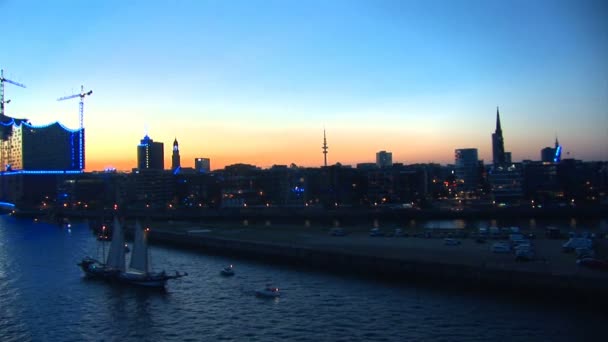 Alemania - Puerto de Hamburgo celebra 823º cumpleaños - Festival con una fiesta y desfile de barcos — Vídeos de Stock