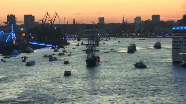 Alemania - Puerto de Hamburgo celebra 823º cumpleaños - Festival con una fiesta y desfile de barcos — Vídeos de Stock