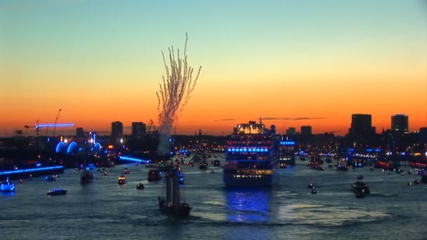 Германия - Гамбургский порт празднует 823-й день рождения - Фестиваль с вечеринкой и парадом кораблей — стоковое видео