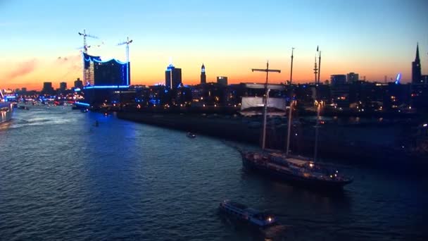 Duitsland - hamburg port viert 823rd verjaardag - festival met een partij en schepen parade — Stockvideo