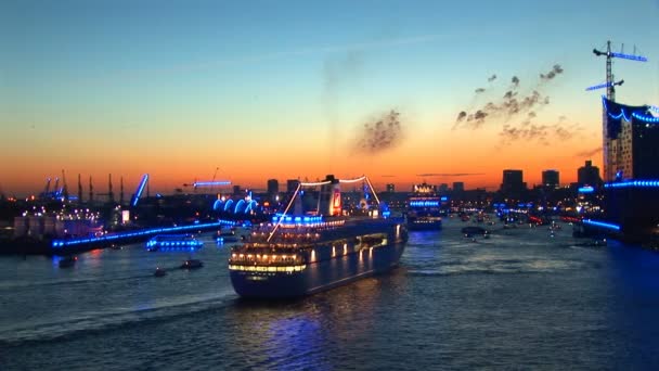 Duitsland - hamburg port viert 823rd verjaardag - festival met een partij en schepen parade — Stockvideo