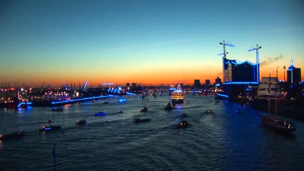 Alemania - Puerto de Hamburgo celebra 823º cumpleaños - Festival con una fiesta y desfile de barcos — Vídeo de stock