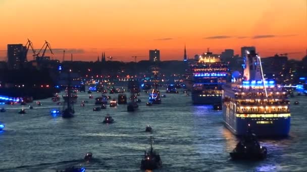 Alemanha - Porto de Hamburgo celebra 823 Aniversário - Festival com uma festa e desfile de navios — Vídeo de Stock
