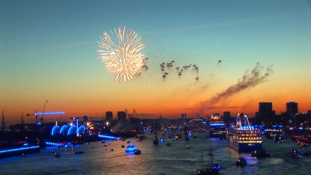 Deutschland - Hamburger Hafen feiert 823. Geburtstag - Fest mit Party und Schiffsparade — Stockvideo