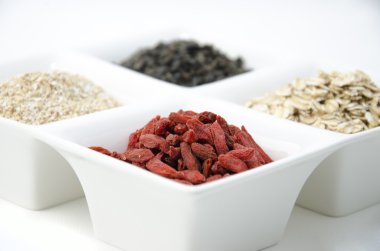 Goji, yeşil çay, yulaf kepeği ve yulaf gevreği