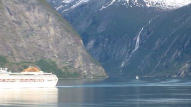 güneşli bir yaz günü - yolcu taşımacılığı - tatil günlerinde Norveç fiyortları yelken